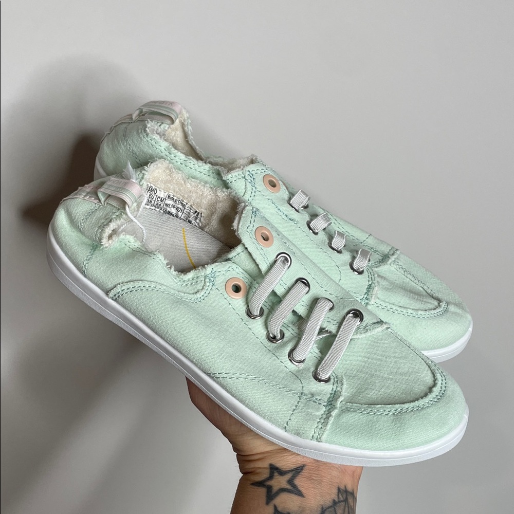 SOLD Vionic Beach | Women’s Pismo Slip On Sneakers in Seafoam Green Size 7 NWT